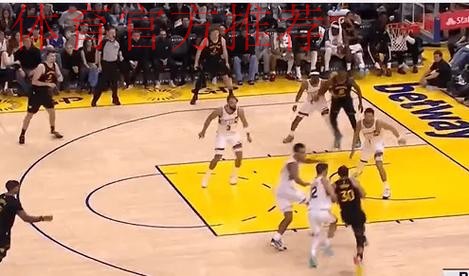 库里中路突入篮下 一记挑篮打板命中